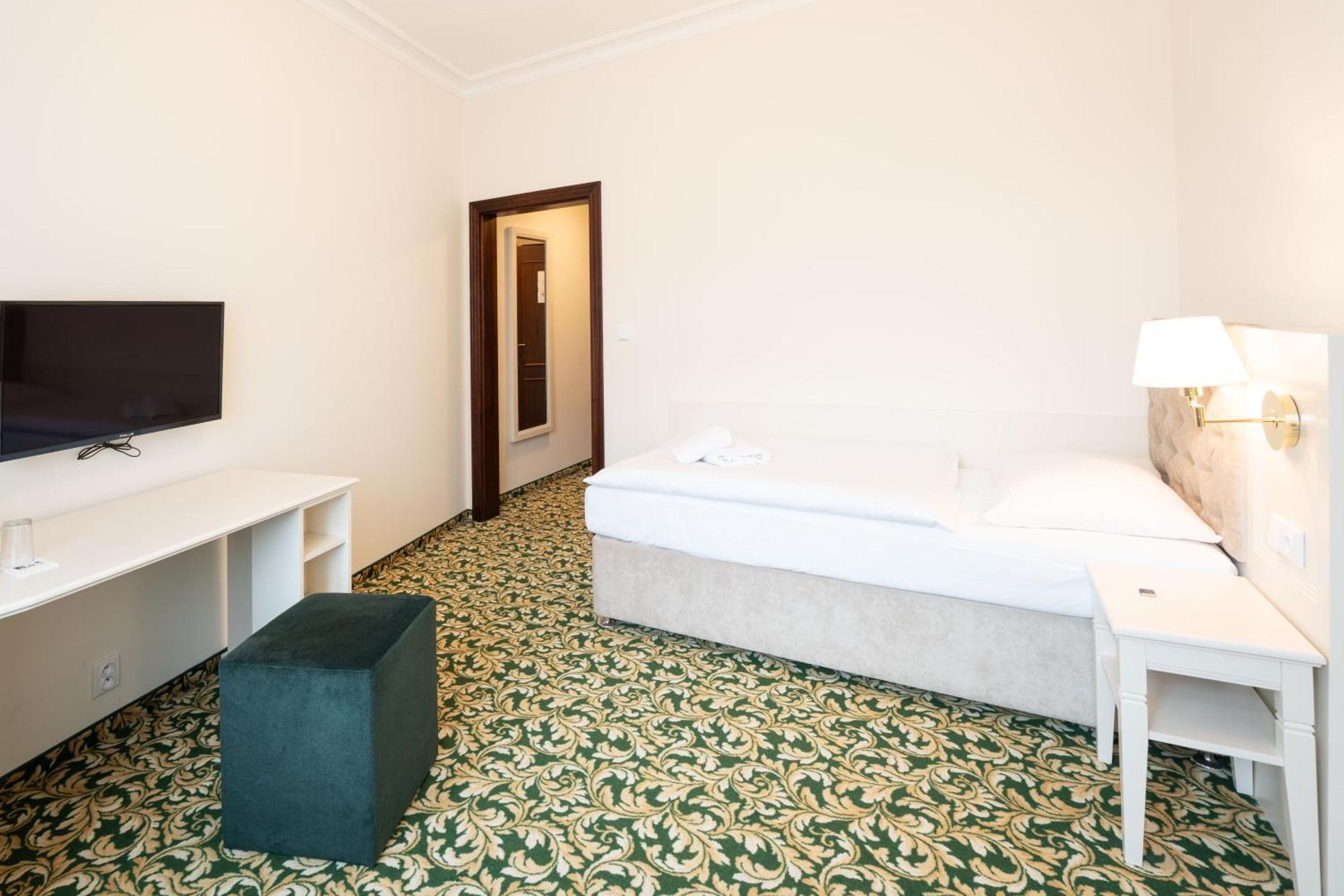 Ea Hotel Elefant Karlsbad Buitenkant foto