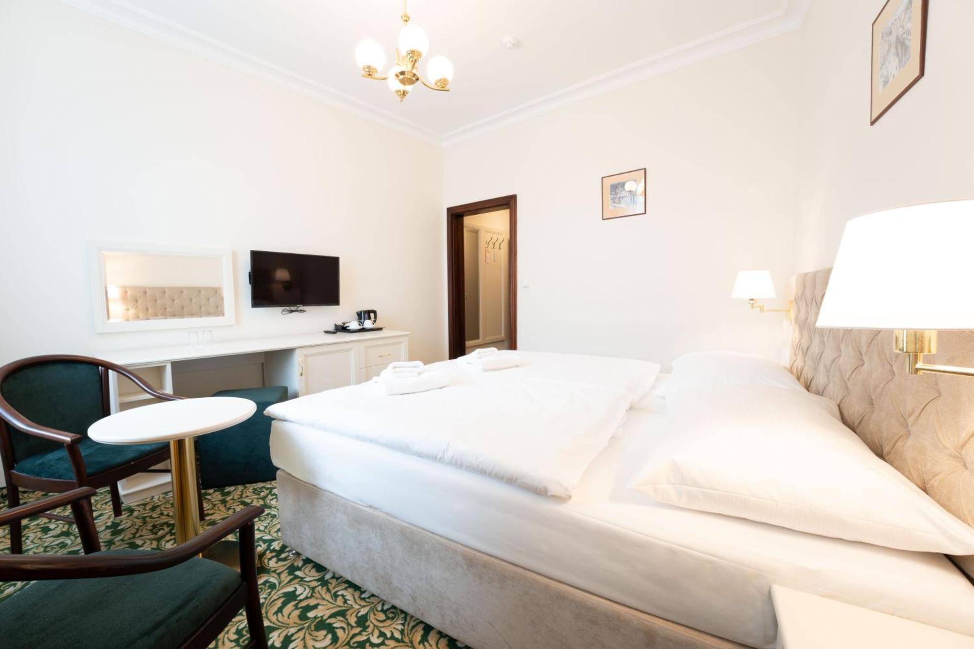 Ea Hotel Elefant Karlsbad Buitenkant foto