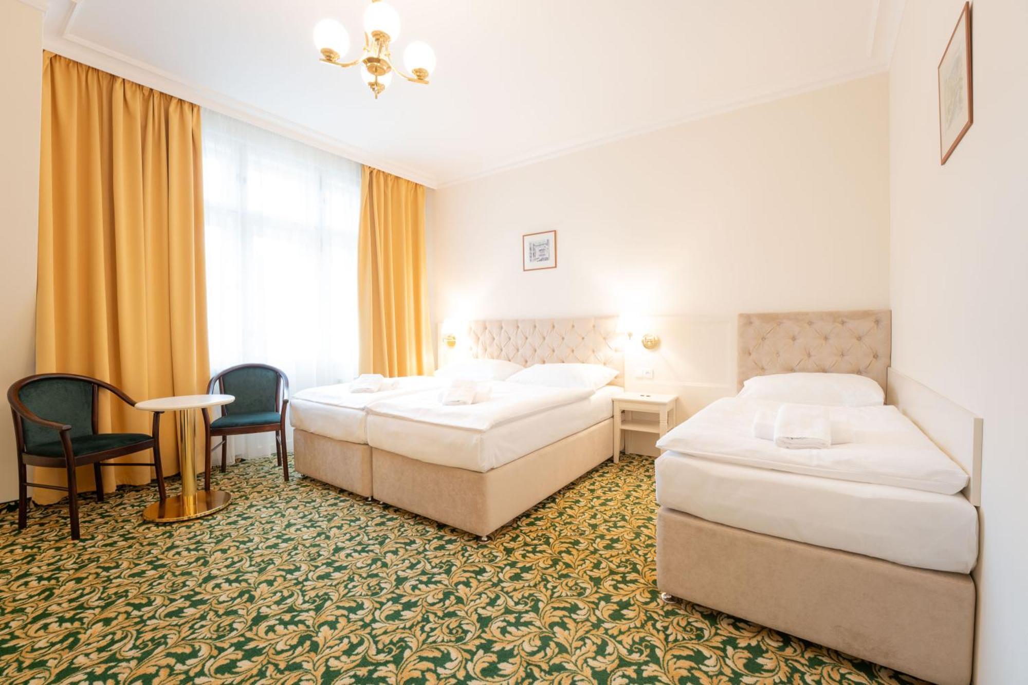 Ea Hotel Elefant Karlsbad Buitenkant foto