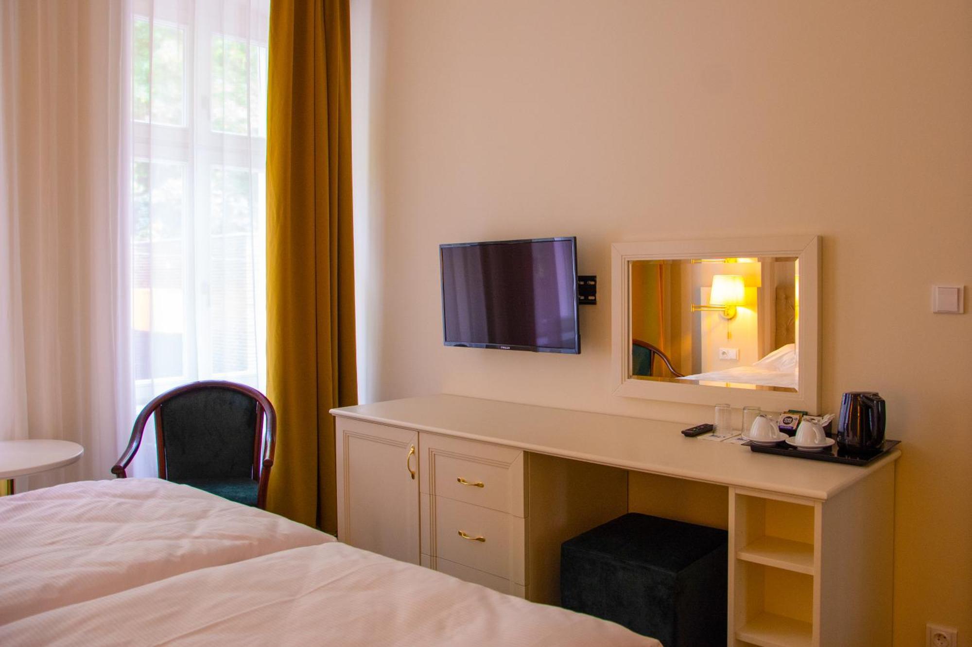 Ea Hotel Elefant Karlsbad Buitenkant foto