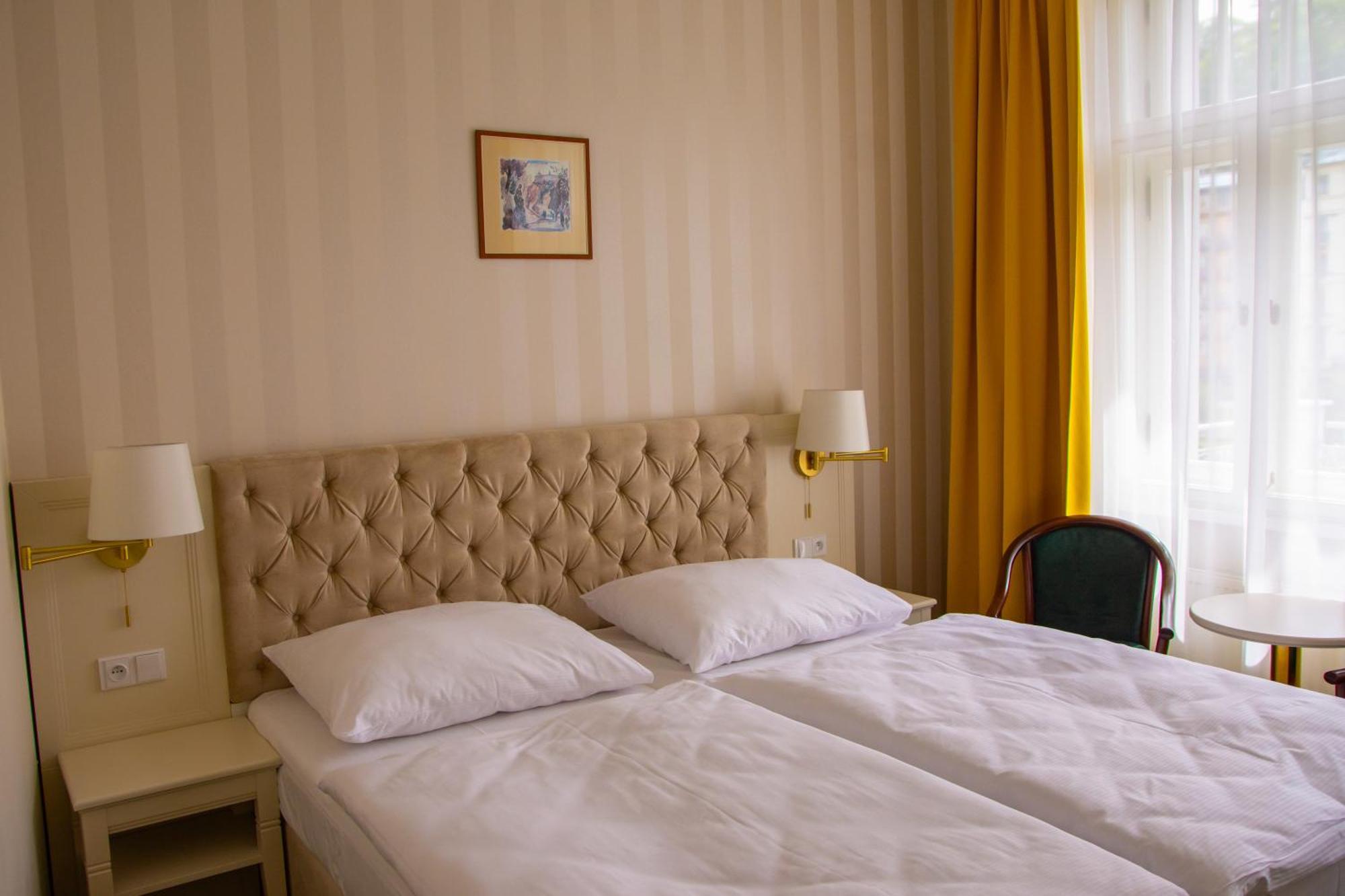 Ea Hotel Elefant Karlsbad Buitenkant foto