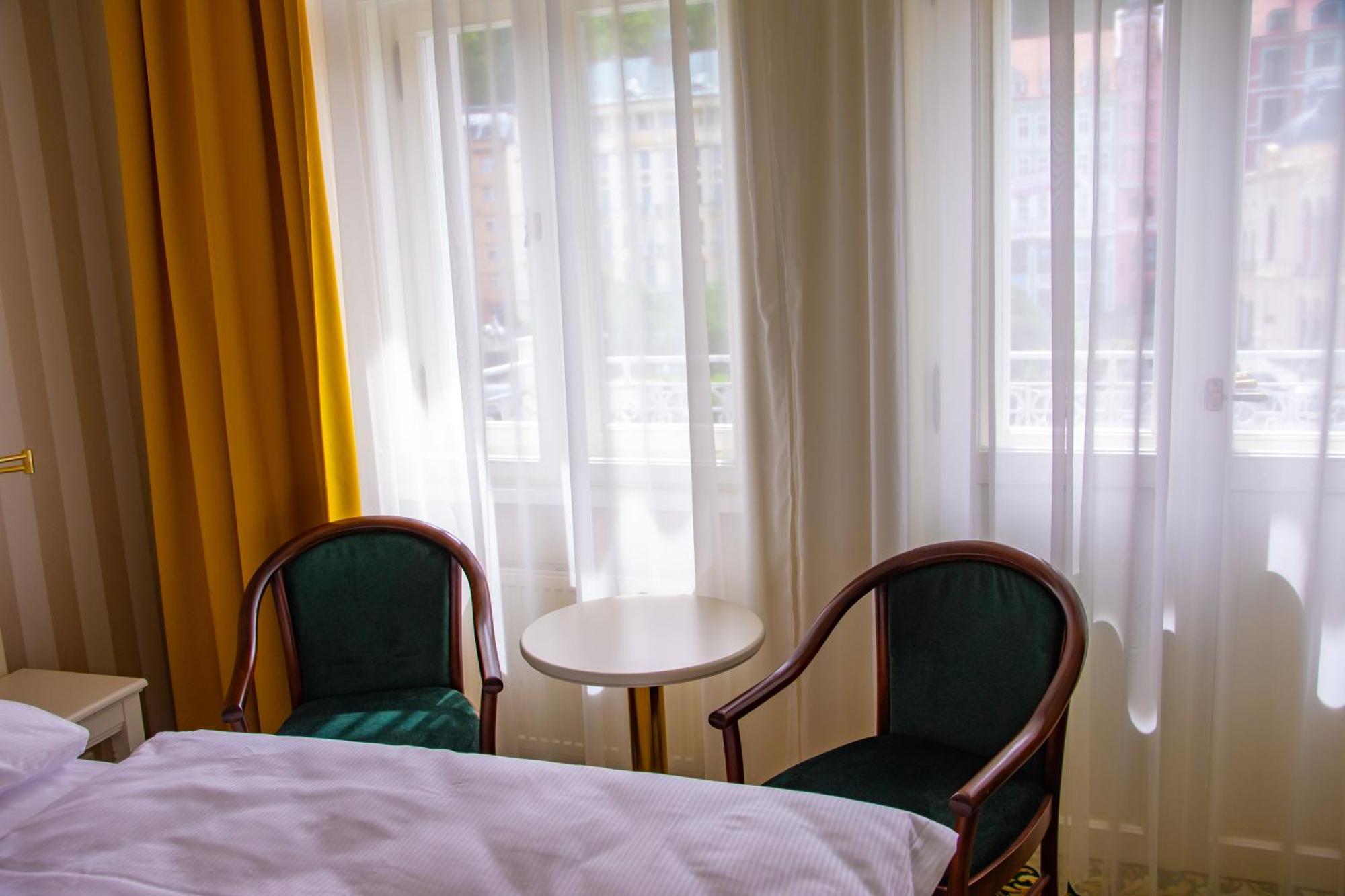 Ea Hotel Elefant Karlsbad Buitenkant foto