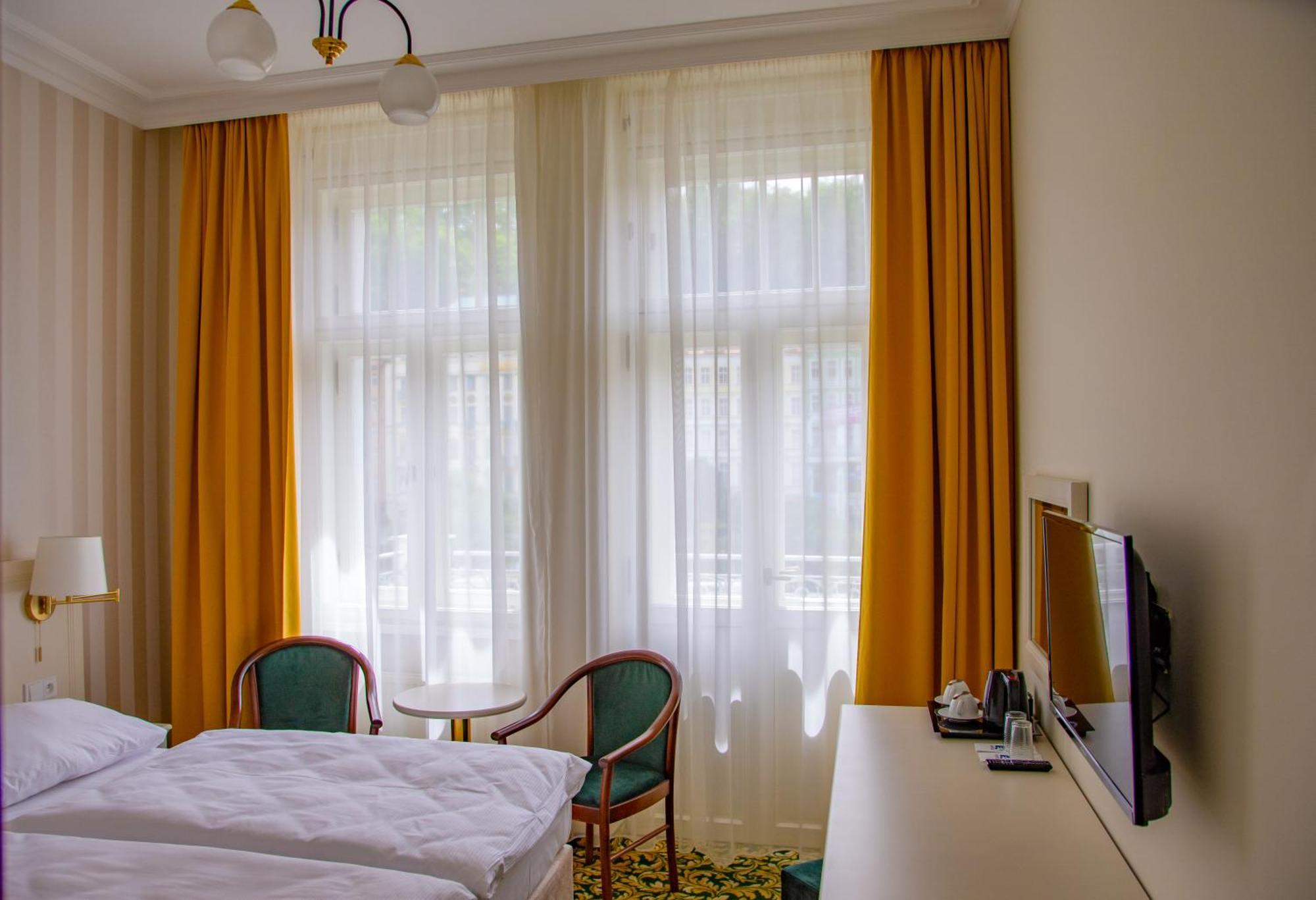 Ea Hotel Elefant Karlsbad Buitenkant foto