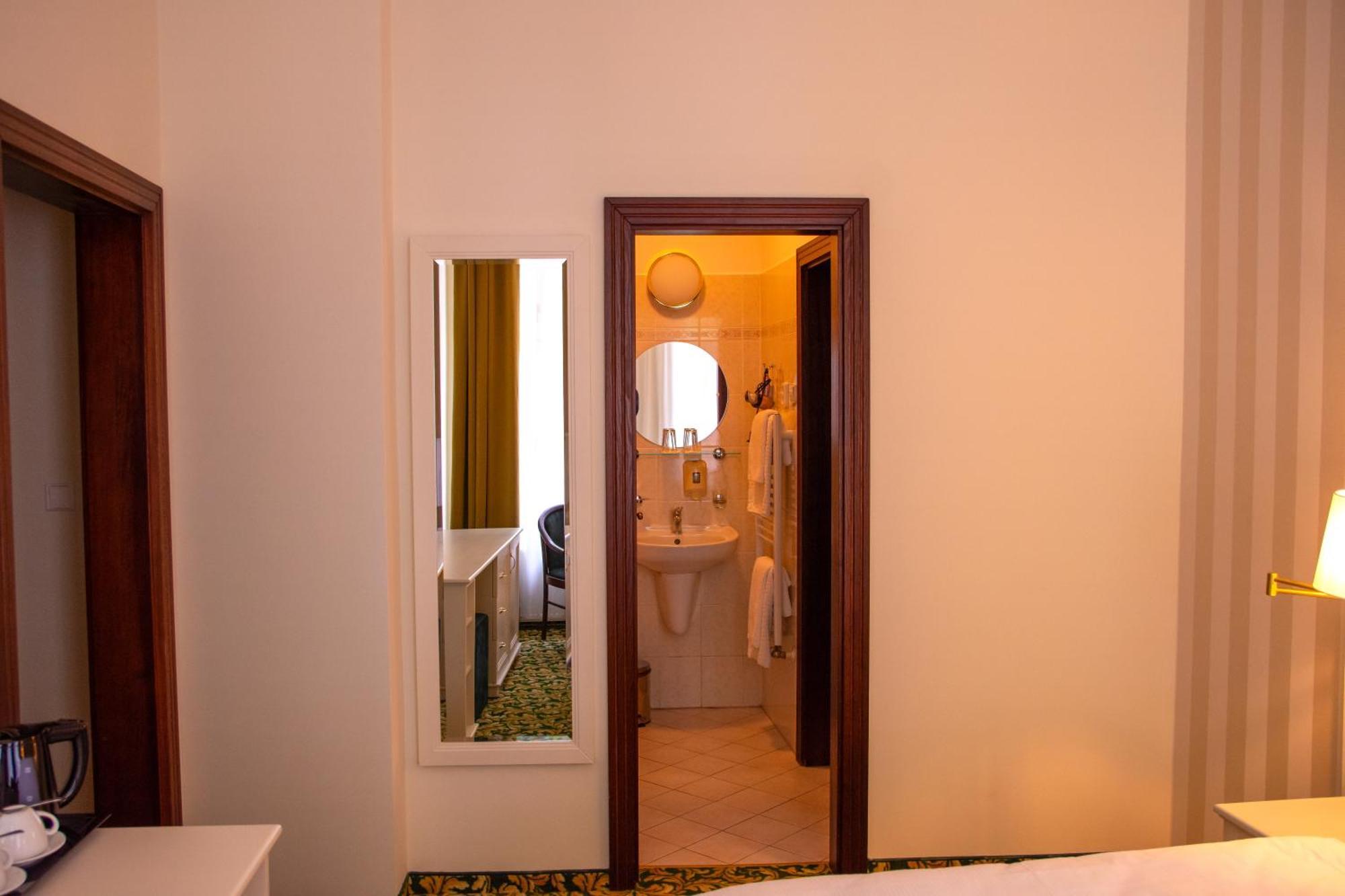 Ea Hotel Elefant Karlsbad Buitenkant foto