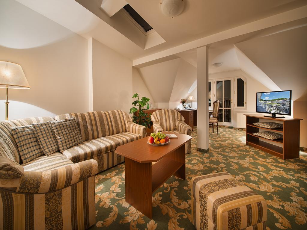 Ea Hotel Elefant Karlsbad Buitenkant foto