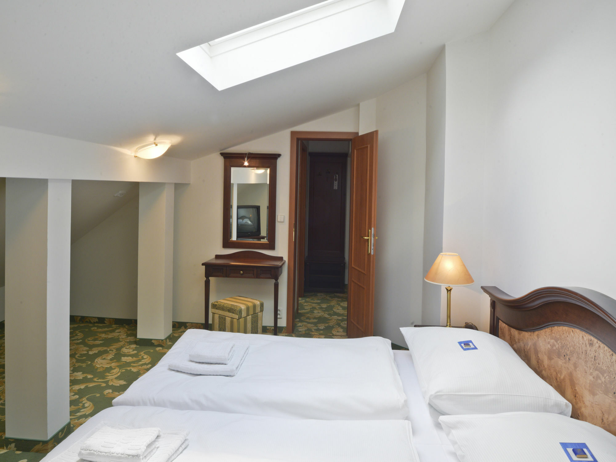 Ea Hotel Elefant Karlsbad Buitenkant foto